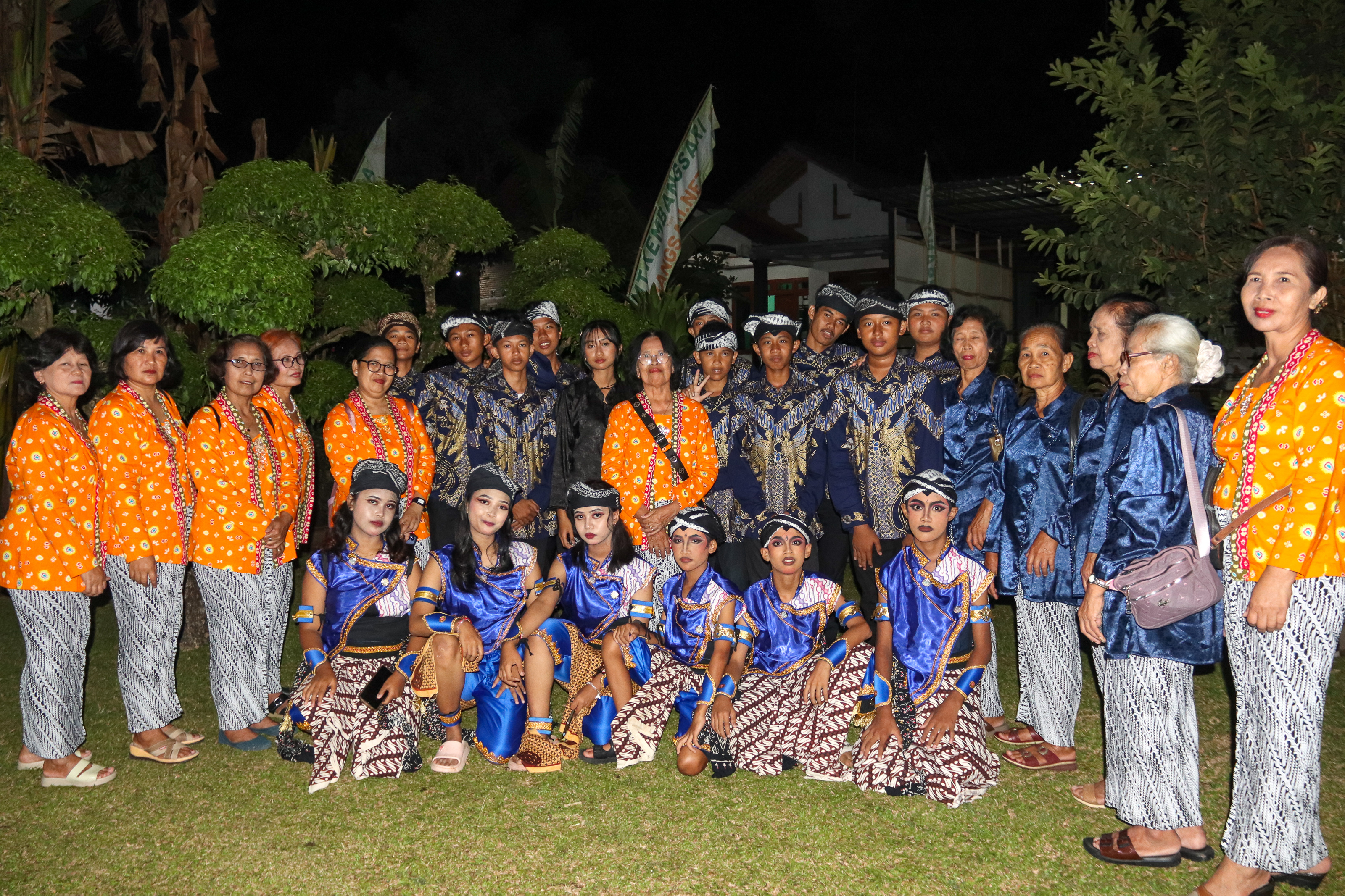 Anak anak (Generasi Penerus) yang sedang bersiap untuk tampil/pentas